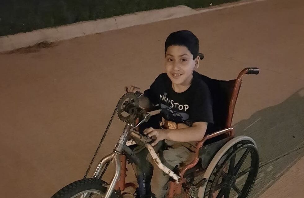 Kevin tiene su bicicleta adaptada por la obra de su vecino Leandro