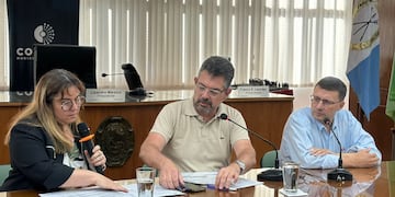 Silvina Imperiale, subsecretaria de Auditoría, Evaluación y Transparencia junto a Germán Bottero, secretario de Gobierno y Modernización y Lisandro Mársico, presidente del Concejo Municipal de Rafaela (imagen de archivo)
