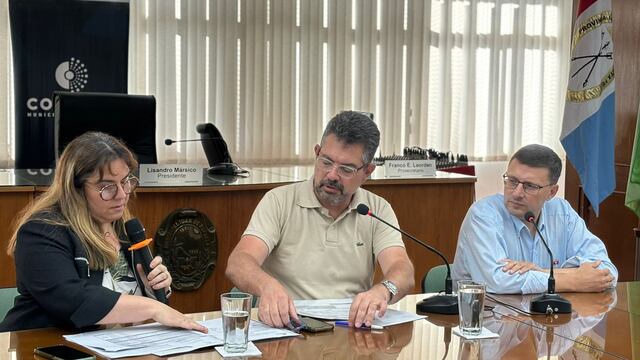 Silvina Imperiale, subsecretaria de Auditoría, Evaluación y Transparencia junto a Germán Bottero, secretario de Gobierno y Modernización y Lisandro Mársico, presidente del Concejo Municipal de Rafaela (imagen de archivo)