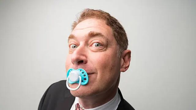 Chupete en adultos: la nueva tendencia que se da en China.