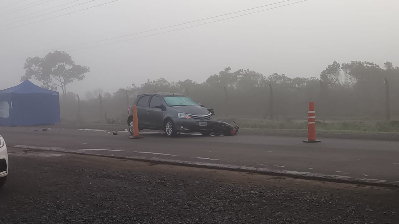 Tragedia vial en Posadas: un motociclista murió tras chocar con un auto.