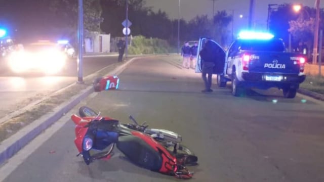 Córdoba: un choque frontal entre motos dejó un muerto y un herido en barrio Los Granados (Policía).