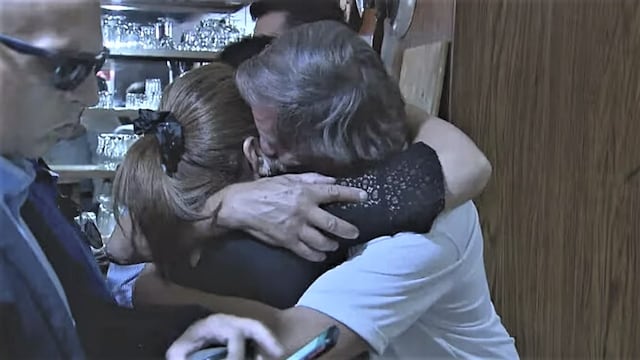 Ramón Dupuy, abuelo de Lucio, abrazando a Graciela Sosa, madre de Fernando.