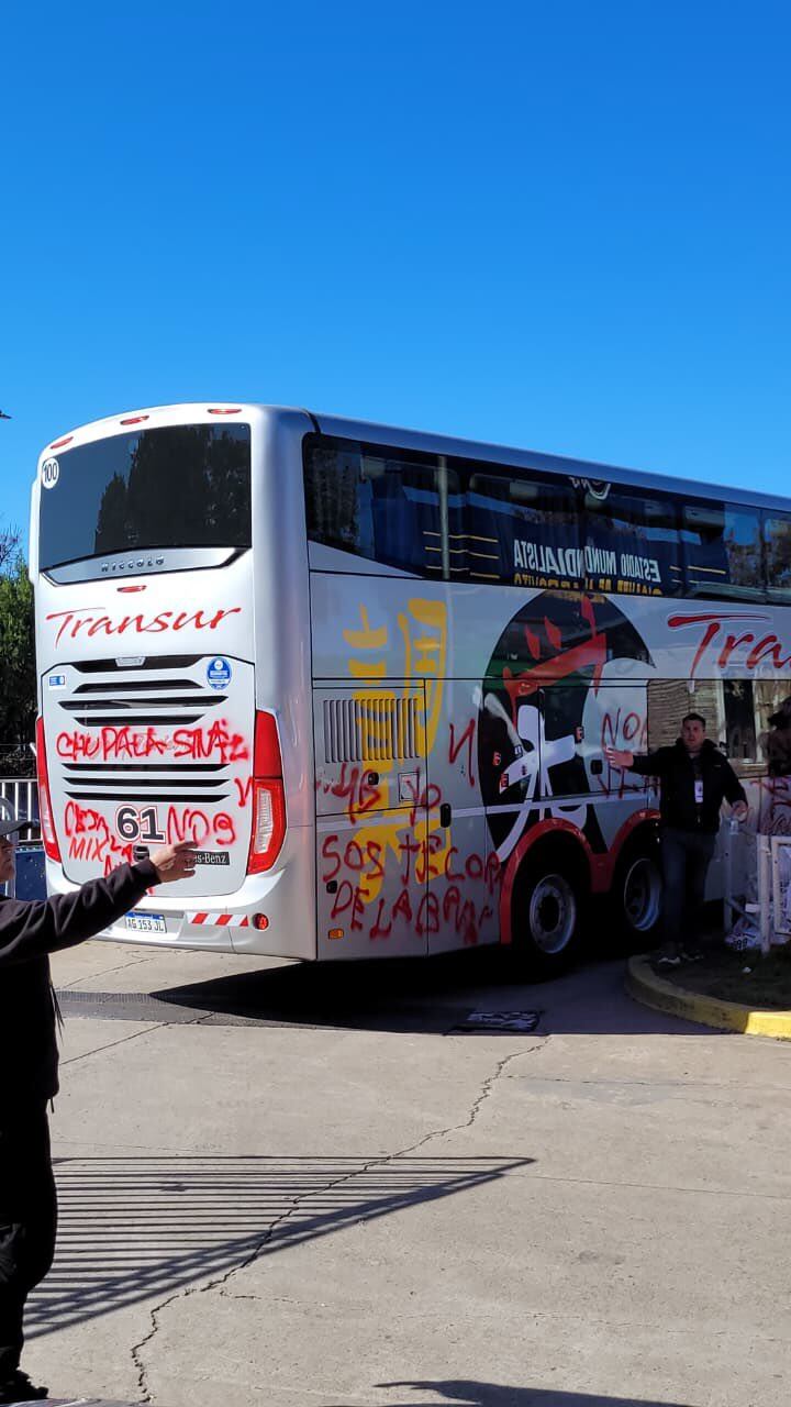 El micro de Newell's arribó al Gigante de Arroyito con pintadas y burlas.