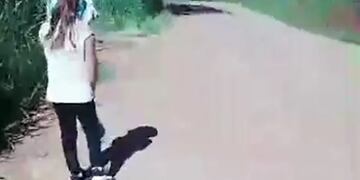 Junto a otros niños, la menor hace todo el trayecto hasta la Escuela N° 280 bajo el sol.