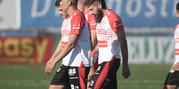 La Gloria en su visita a Brown de Adrogué, por la fecha 16. (Federico López Claro / La Voz).