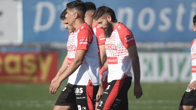 La Gloria en su visita a Brown de Adrogué, por la fecha 16. (Federico López Claro / La Voz).