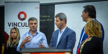 El gobernador y el ministro de Desarrollo Social se interiorizaron sobre el curso de capacitación de operador de informática para la administración y gestión en la que participan 30 mujeres.