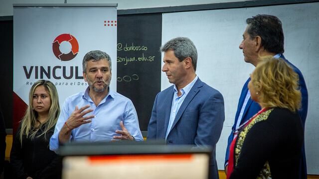 El gobernador y el ministro de Desarrollo Social se interiorizaron sobre el curso de capacitación de operador de informática para la administración y gestión en la que participan 30 mujeres.