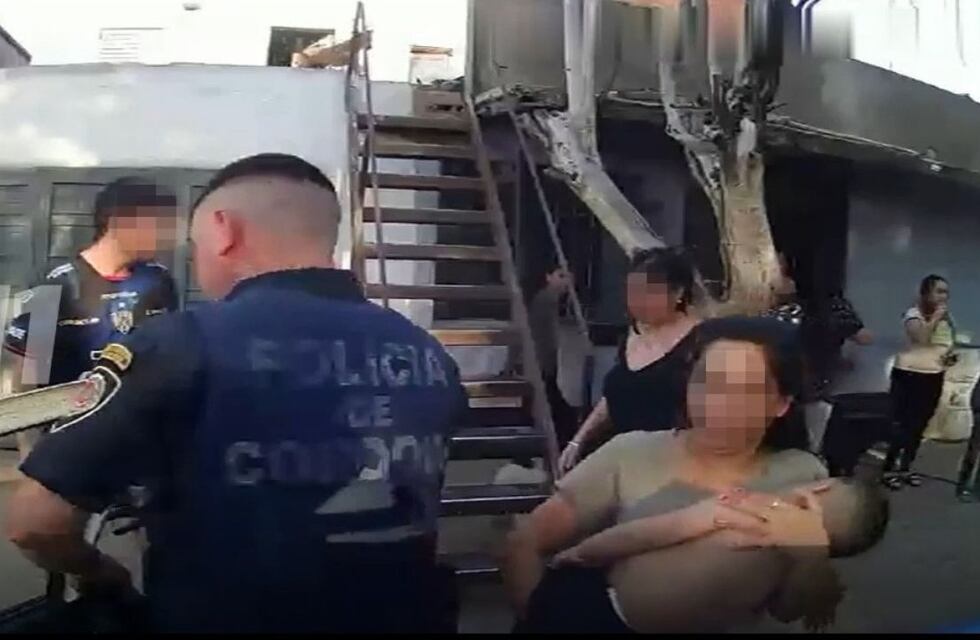 Video en Córdoba: salvaron a un bebé que se ahogaba en una pileta gracias a las instrucciones de la Policía