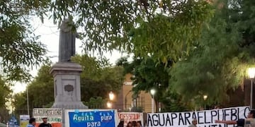 Organizaciones y autoconvocados realizaron intervenciones artísticas en la Plaza 25 de Mayo en el marco del Día Mundial del Agua.