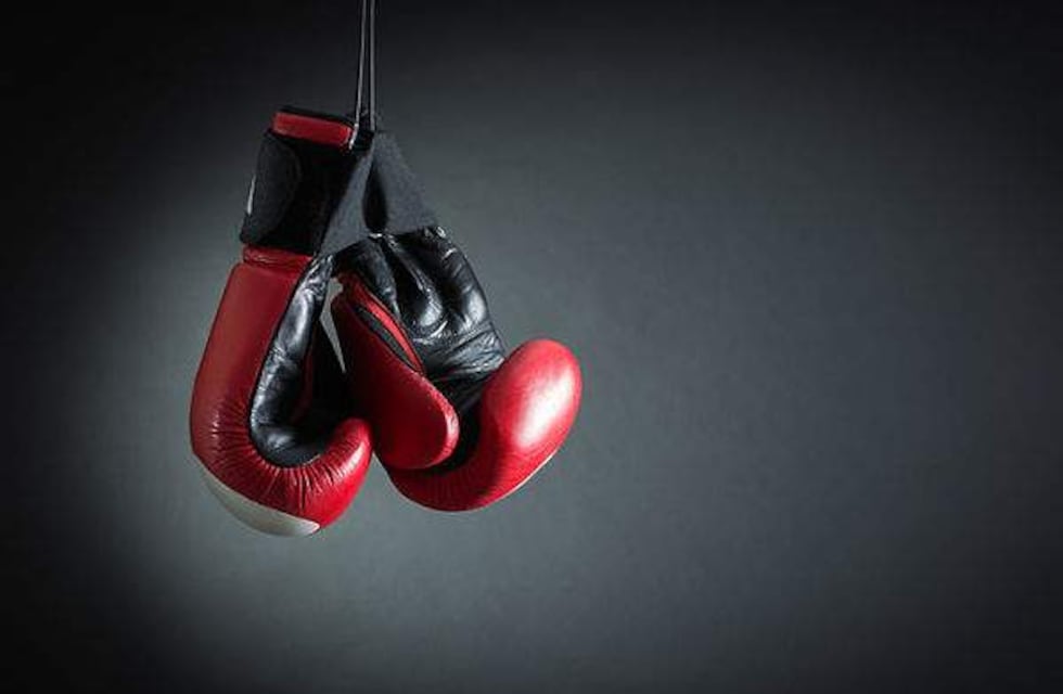 Pidió que le corrieran el auto de la cochera y un ex boxeador lo golpeó