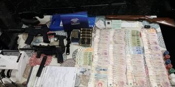 La Agencia de Investigación Criminal (AIC) secuestró 60 mil pesos, 270 dólares y otras armas de fuego. (@radio2rosario)