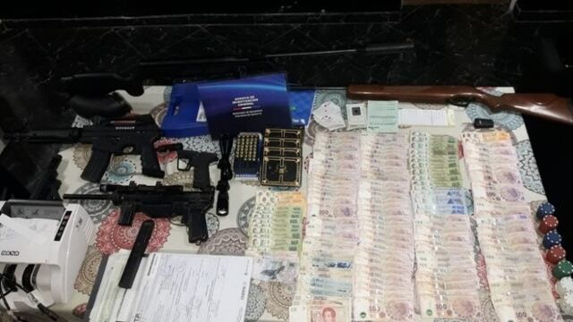 La Agencia de Investigación Criminal (AIC) secuestró 60 mil pesos, 270 dólares y otras armas de fuego. (@radio2rosario)