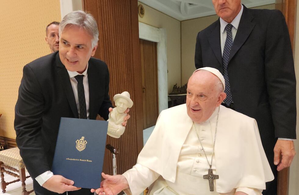 Dolor en Córdoba: Llaryora despidió al papa Francisco, “un faro de humildad”