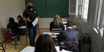 El aviso enviado por el Ministerio de Educación de Santa Fe sobre el regreso a clases sorprendió tanto a docentes como a estudiantes. La Resolución del Consejo Federal de Educación N° 394 señala que se deben informar sobre los cambios de la vuelta a la presencialidad, con 48 horas de anticipación para permitir la organización del trabajo docente.