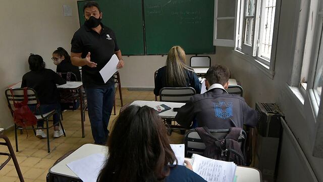 El aviso enviado por el Ministerio de Educación de Santa Fe sobre el regreso a clases sorprendió tanto a docentes como a estudiantes. La Resolución del Consejo Federal de Educación N° 394 señala que se deben informar sobre los cambios de la vuelta a la presencialidad, con 48 horas de anticipación para permitir la organización del trabajo docente.