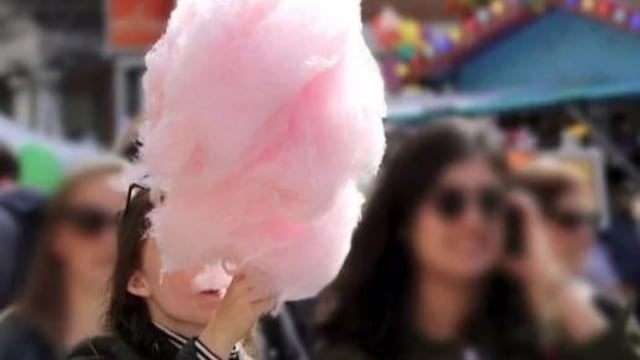 Los vendedores ambulantes no podrán vender más los clásicos algodones de maíz fabricados al aire libre y en la vía pública. Gentileza El Ciudadano