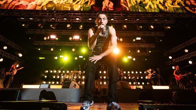 Wos despidió Oscuro Éxtasis en Morón: cantos contra Milei y Nicki Nicole como invitada de lujo