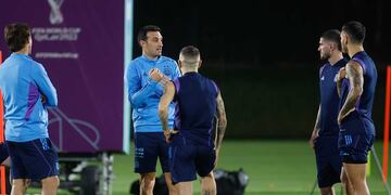 El entrenador de Argentina, Lionel Scaloni (c) da instrucciones a sus jugadores durante un entrenamiento de su selección