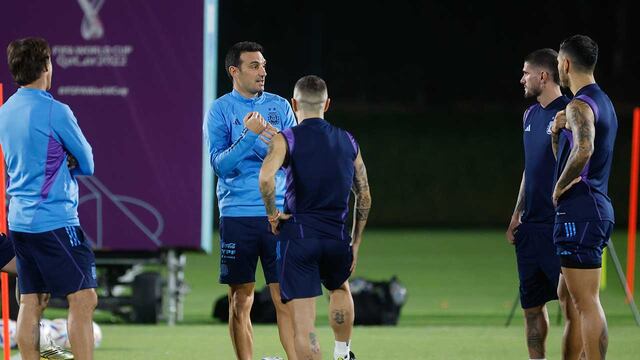El entrenador de Argentina, Lionel Scaloni (c) da instrucciones a sus jugadores durante un entrenamiento de su selección