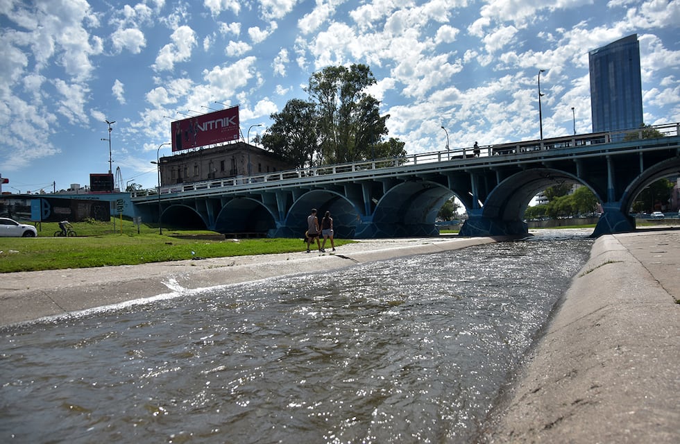 Imprudencia en Córdoba: dos menores se tiraron al río para escapar de la Policía