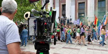 22 Marzo Mendoza Sociedad
Filman película en Mendoza
Los actores Benjamín Vicuña y Laurita Fernández continúan rodando el film “ SOS Papá al rescate”.
Esta mañana es el turno del Poder Judicial, donde se filmaron algunas escenas en medio de transeúntes y curiosos que se detienen a observar y tomar fotografías. Incluso se colocaron sillas para quienes deseen permanecer. El rodaje, no obstante, generó algunos inconvenientes en el tránsito debido a que debieron cortarse algunas calles aledañas.
 Foto: Orlando Pelichotti / Los Andes
