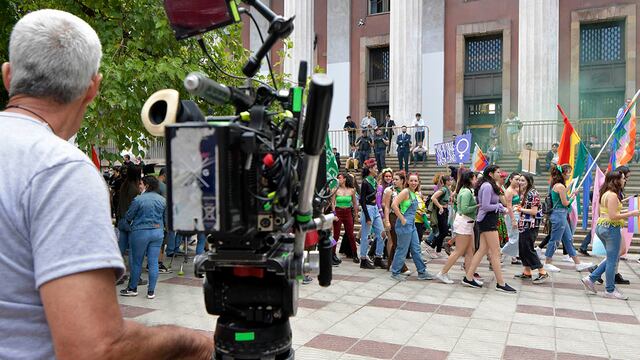 22 Marzo Mendoza Sociedad
Filman película en Mendoza
Los actores Benjamín Vicuña y Laurita Fernández continúan rodando el film “ SOS Papá al rescate”.
Esta mañana es el turno del Poder Judicial, donde se filmaron algunas escenas en medio de transeúntes y curiosos que se detienen a observar y tomar fotografías. Incluso se colocaron sillas para quienes deseen permanecer. El rodaje, no obstante, generó algunos inconvenientes en el tránsito debido a que debieron cortarse algunas calles aledañas.
Foto: Orlando Pelichotti / Los Andes