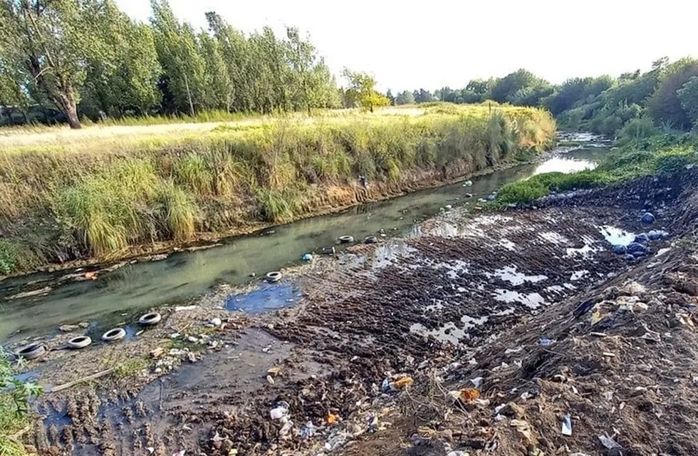 Un basural con olor nauseabundo: la contaminación del arroyo Ludueña sigue sin solución en Rosario