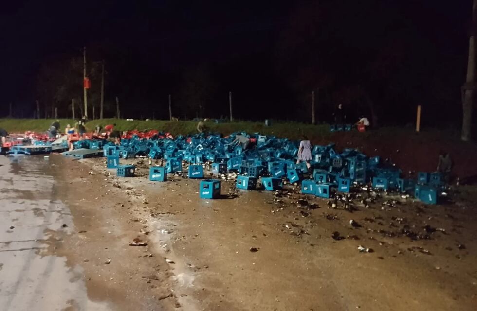 Apóstoles: un camión que transportaba bebidas alcohólicas perdió el control, volcó y vecinos se llevaron los productos