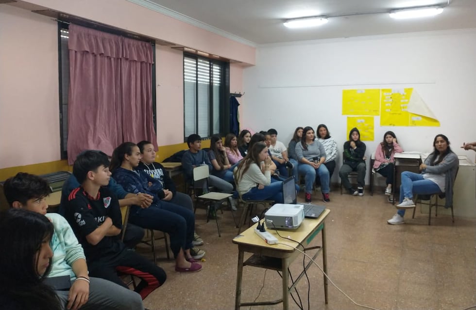 Alumnos de la Secundaria de Bellocq participaron en un taller sobre Bullying y Cyberbullying