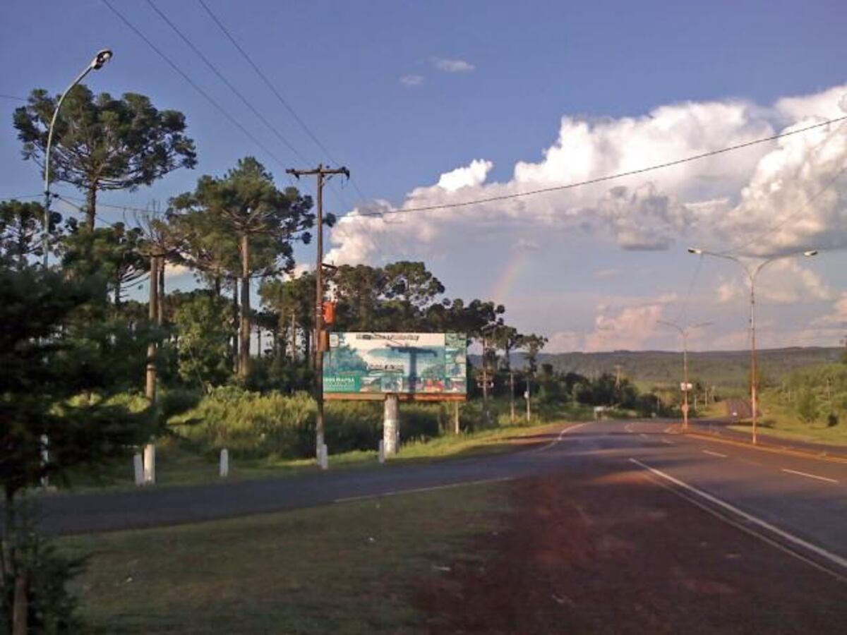 La Cooperativa de Electricidad de Montecarlo, realizó trabajos sobre la línea 13,2 kv que abarca desde la Estación Energía de Misiones Eldorado hacia Piray.