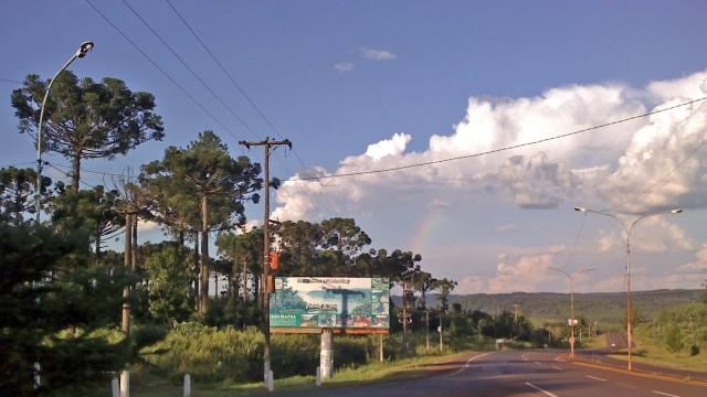 La Cooperativa de Electricidad de Montecarlo, realizó trabajos sobre la línea 13,2 kv que abarca desde la Estación Energía de Misiones Eldorado hacia Piray.