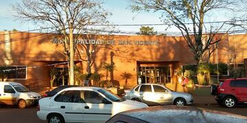 Incendio en un predio municipal calcinó varios vehículos.