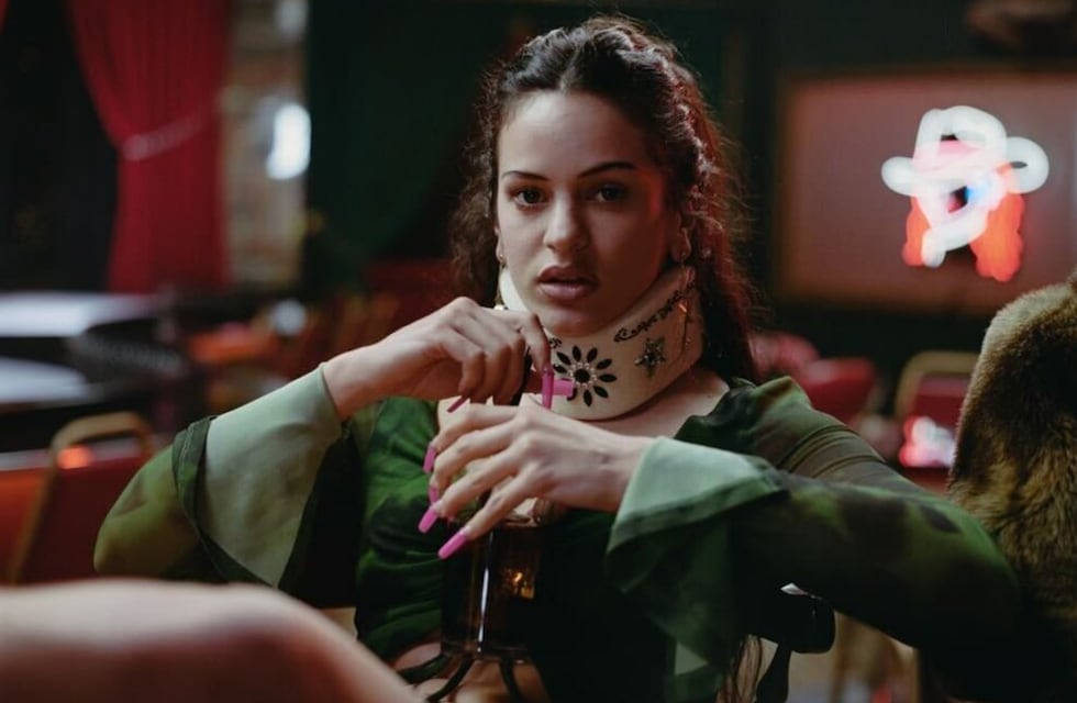 El mal momento de Rosalía: tuvo que salir corriendo de una entrevista y preocupó a todos