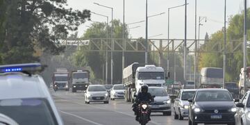 Conmoción en Mendoza: un joven murió al tirarse debajo de un camión (imagen ilustrativa)