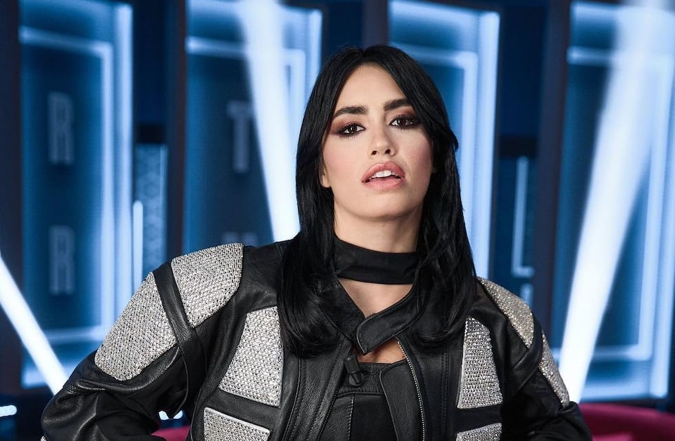Desde la playa, Lali Espósito apareció con un look de transparencias, estampa psicodélica y tonos verdes