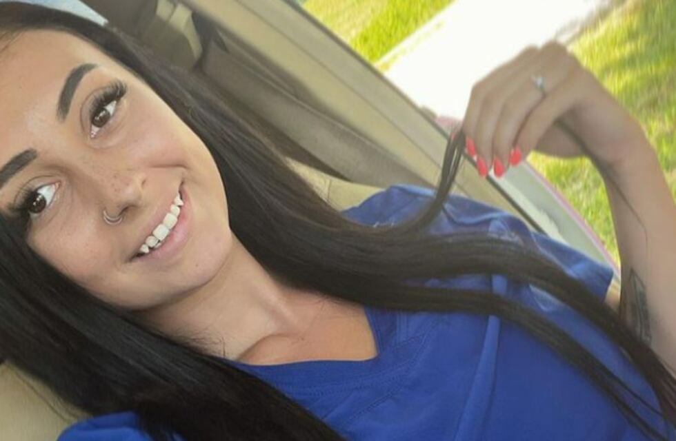 Es enfermera, trabaja en un hogar de adultos mayores y la echaron por tener un Onlyfans