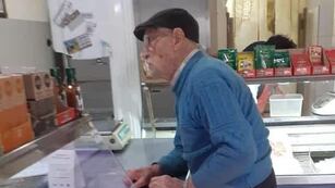 El vecino de Laborde cumplió 105 años y es reconocido por ser quien, cada maneza, sale a hacer las compras y los mandados.