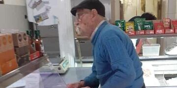 El vecino de Laborde cumplió 105 años y es reconocido por ser quien, cada maneza, sale a hacer las compras y los mandados.