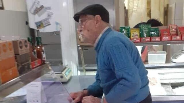 El vecino de Laborde cumplió 105 años y es reconocido por ser quien, cada maneza, sale a hacer las compras y los mandados.