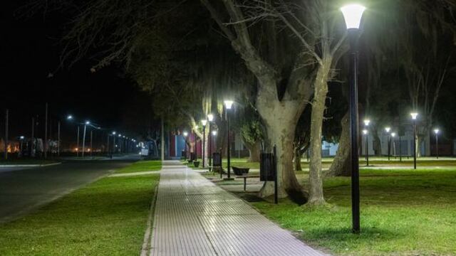 La plaza Domingo Arán con nuevas luminarias led (Facebook Comuna de Soldini)
