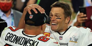 El eterno Tom Brady celebra con Rob Gronkowski tras la consagración de Tampa Bay Buccaneers en el Super Bowl LV. (Mike Ehrmann / GETTY IMAGES / AFP)