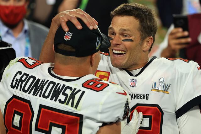 El eterno Tom Brady celebra con Rob Gronkowski tras la consagración de Tampa Bay Buccaneers en el Super Bowl LV. (Mike Ehrmann / GETTY IMAGES / AFP)
