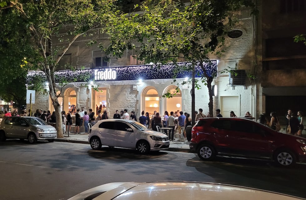 Furor por la noche de las heladerías en Córdoba: largas filas para conseguir los 2x1