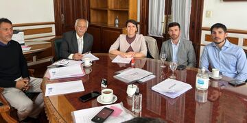 Lucía Gómez firmó una adenda por 400 millones para finalizar 10 viviendas en el Barrio Policía