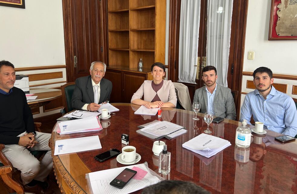 Gonzales Chaves: Lucía Gómez firmó una adenda por 400 millones para finalizar 10 viviendas en el Barrio Policía