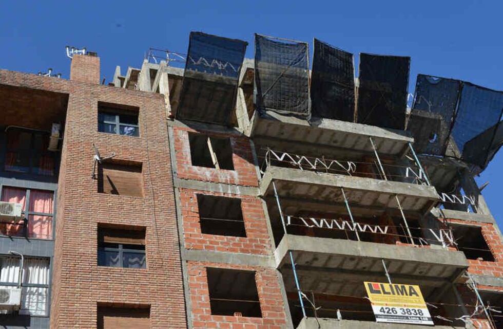 Rescataron a dos operarios que cayeron a una terraza en construcción en Córdoba