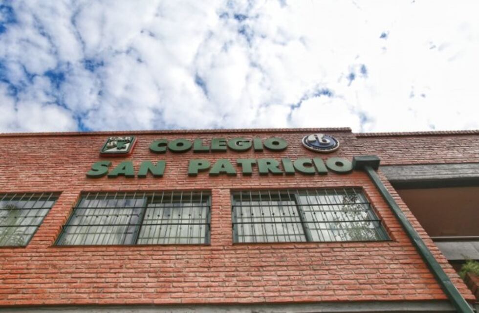 "No tops, calzas, transparencias, escotes"