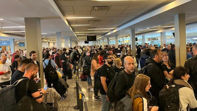 Viajeros se enteraron en Ezeiza de la estafa. Foto: Gentileza